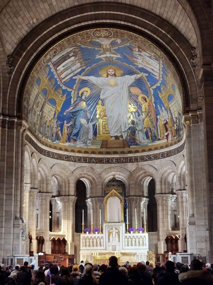 Intérieur d'une cathédrale avec des œuvres d'art religieuses.