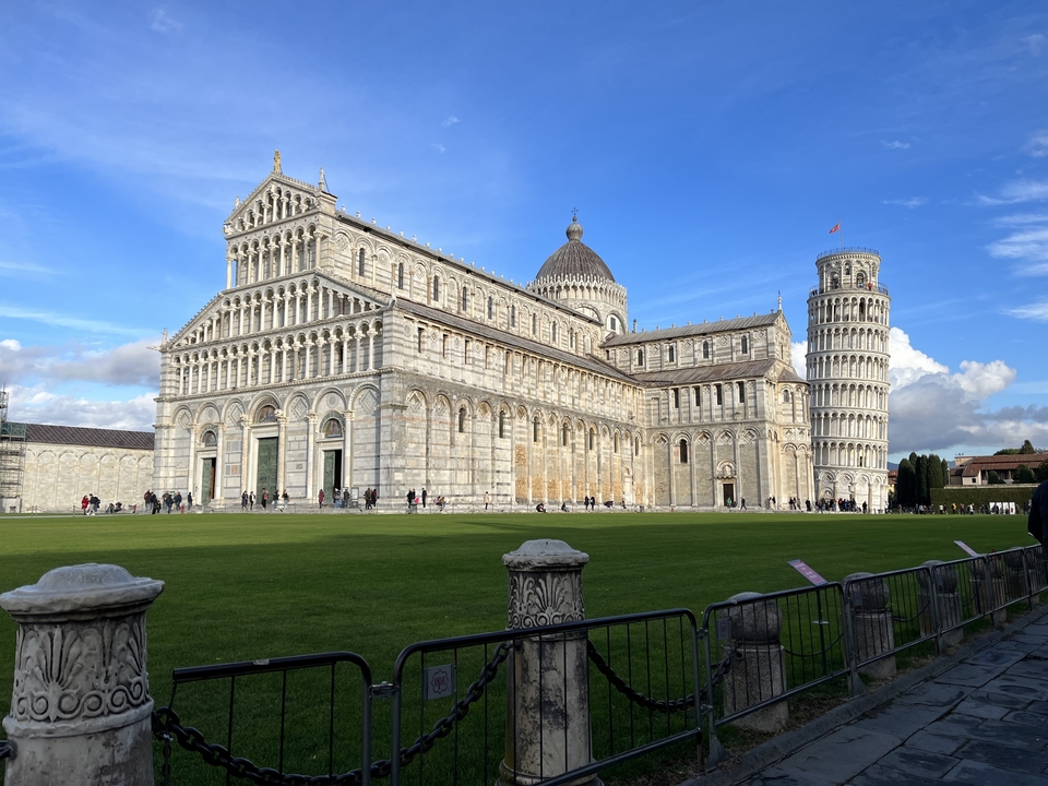 Tour penchée et cathédrale de Pise, Italie, avec un ciel dégagé.