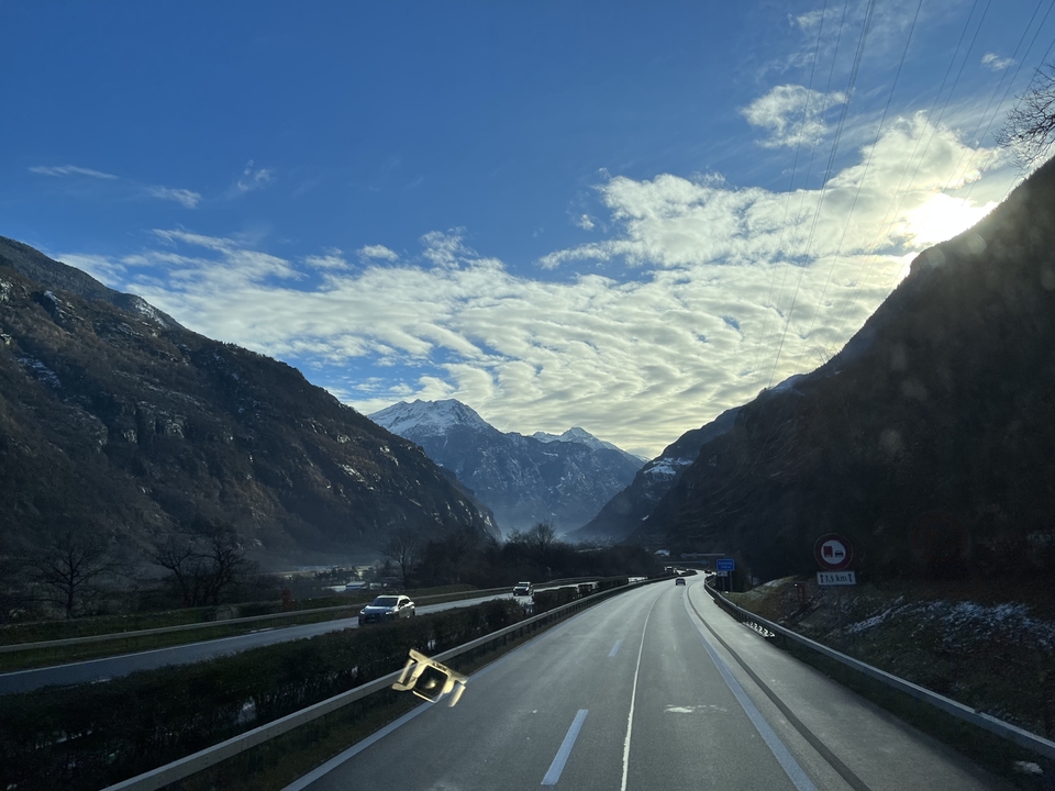 Route de montagne avec des voitures, avec une vue panoramique sur les montagnes.