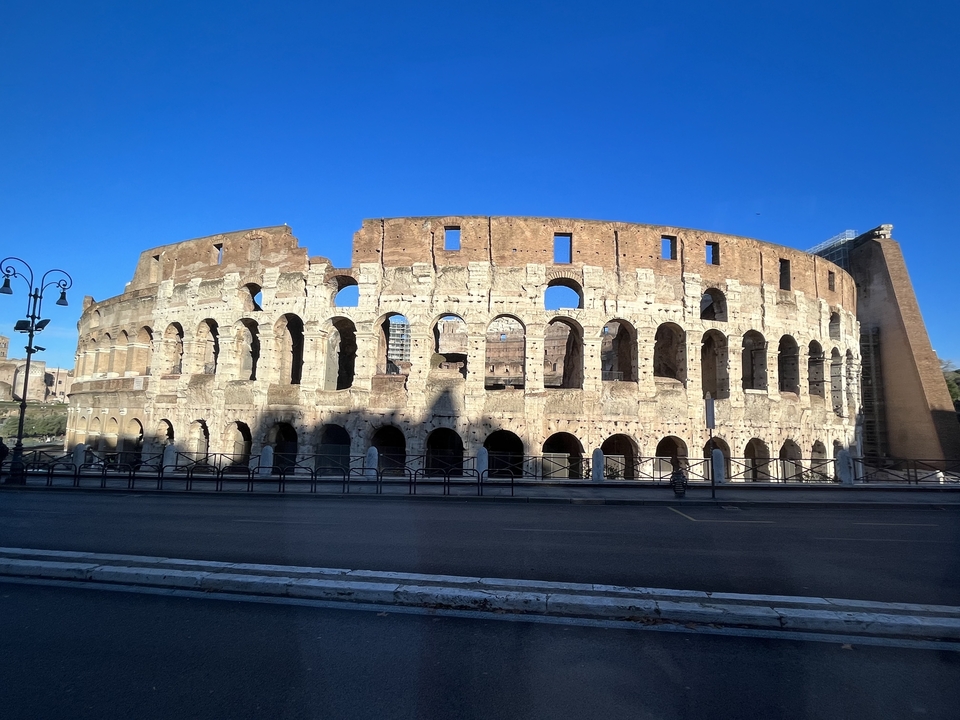Colisée à Rome, Italie pendant une journée ensoleillée.