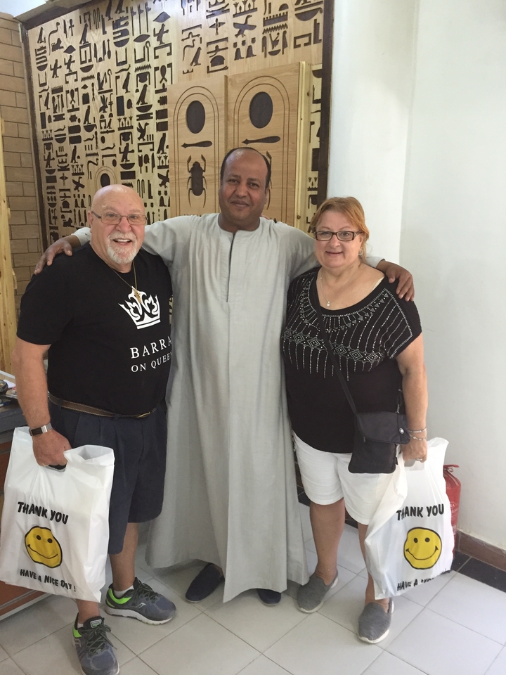 Photo de groupe avec trois personnes, y compris des habitants locaux.