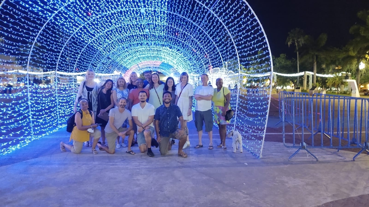 Groupe de personnes sous un tunnel de lumières bleues.