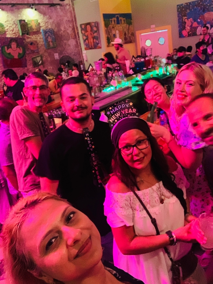 Groupe d'amis célébrant le réveillon du Nouvel An.