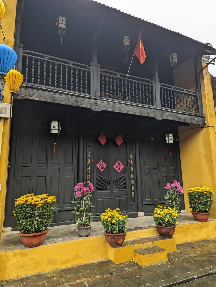 Élégant bâtiment en bois avec des décorations chinoises.