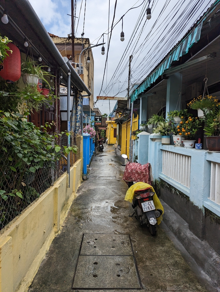 Ruelle urbaine tranquille avec des bâtiments aux couleurs vives.