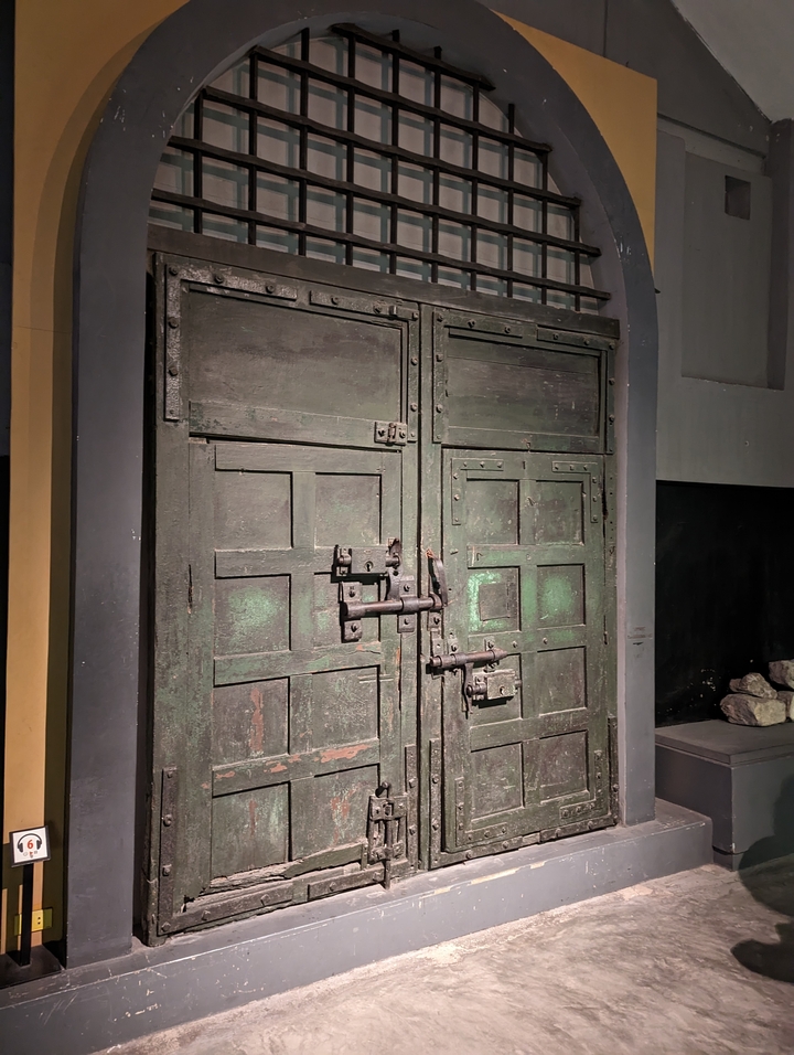 Portes doubles peintes en vert avec un aspect rustique.