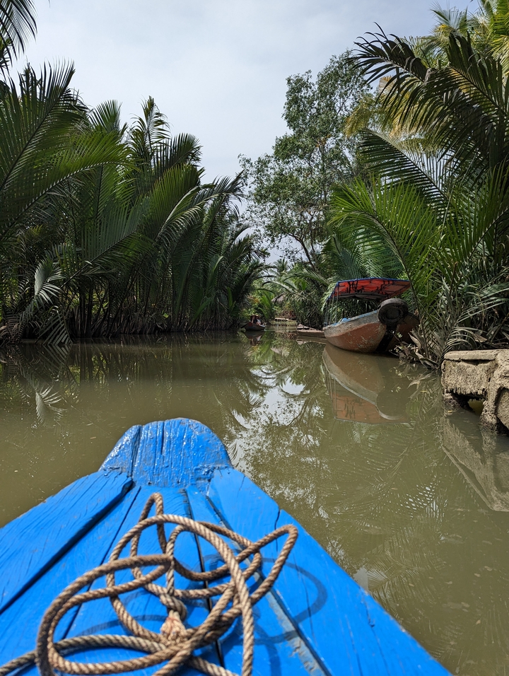 Des bateaux dans une rivière étroite de la jungle.