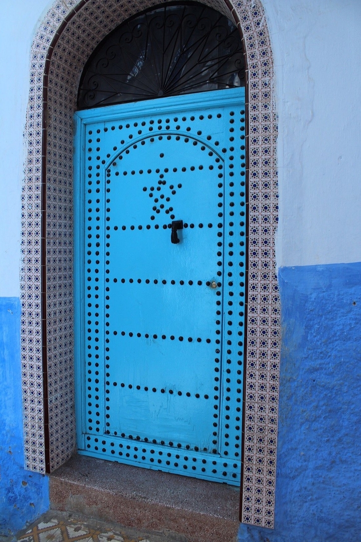 Een blauwe deuropening met ingewikkelde patronen en een sterrenontwerp.