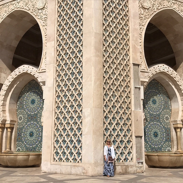 Gedetailleerde weergave van ingewikkelde architecturale patronen op een gebouw.
