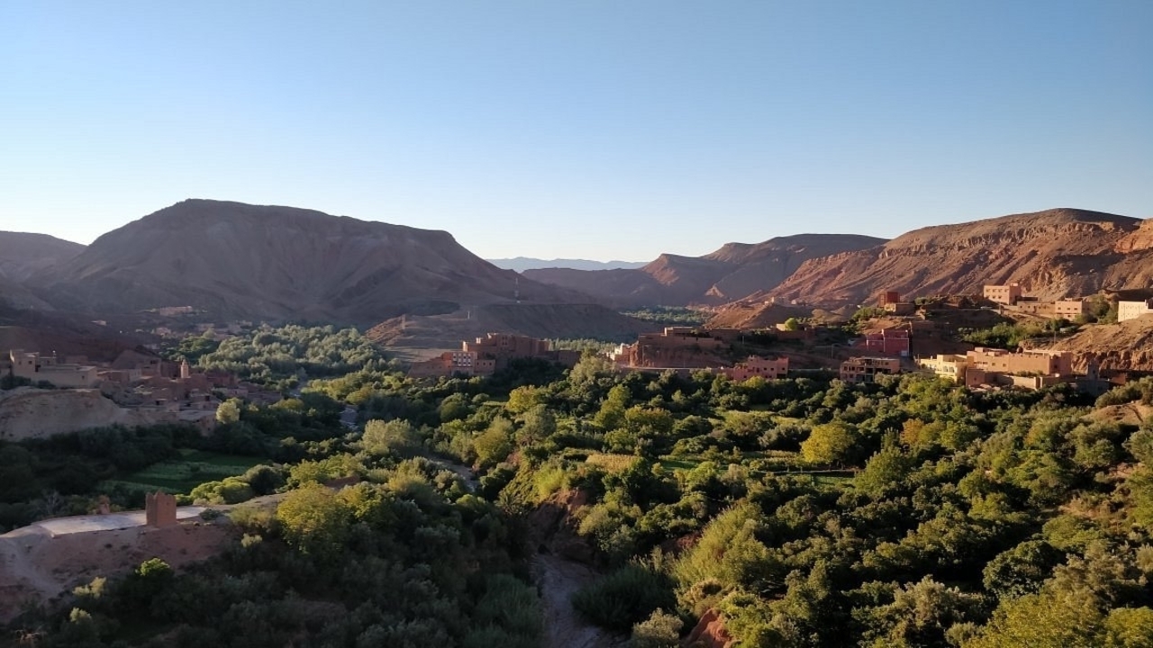 Schilderachtig uitzicht op weelderige velden omringd door bergen.