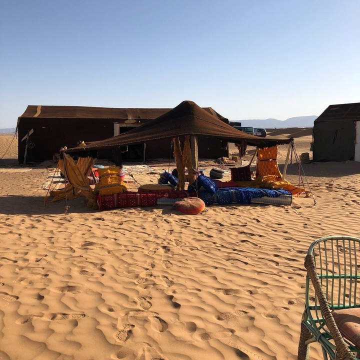 Traditioneel woestijnkamp met kleurrijke zitplaatsen.
