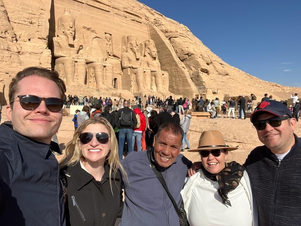 Touristes posant devant les temples d'Abou Simbel.