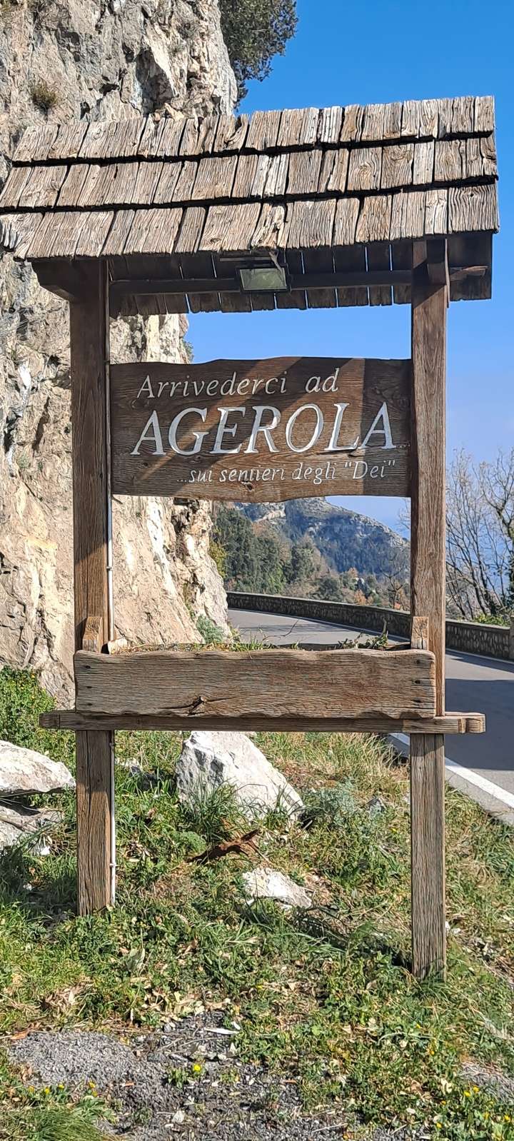 Panneau en bois sur une route pittoresque