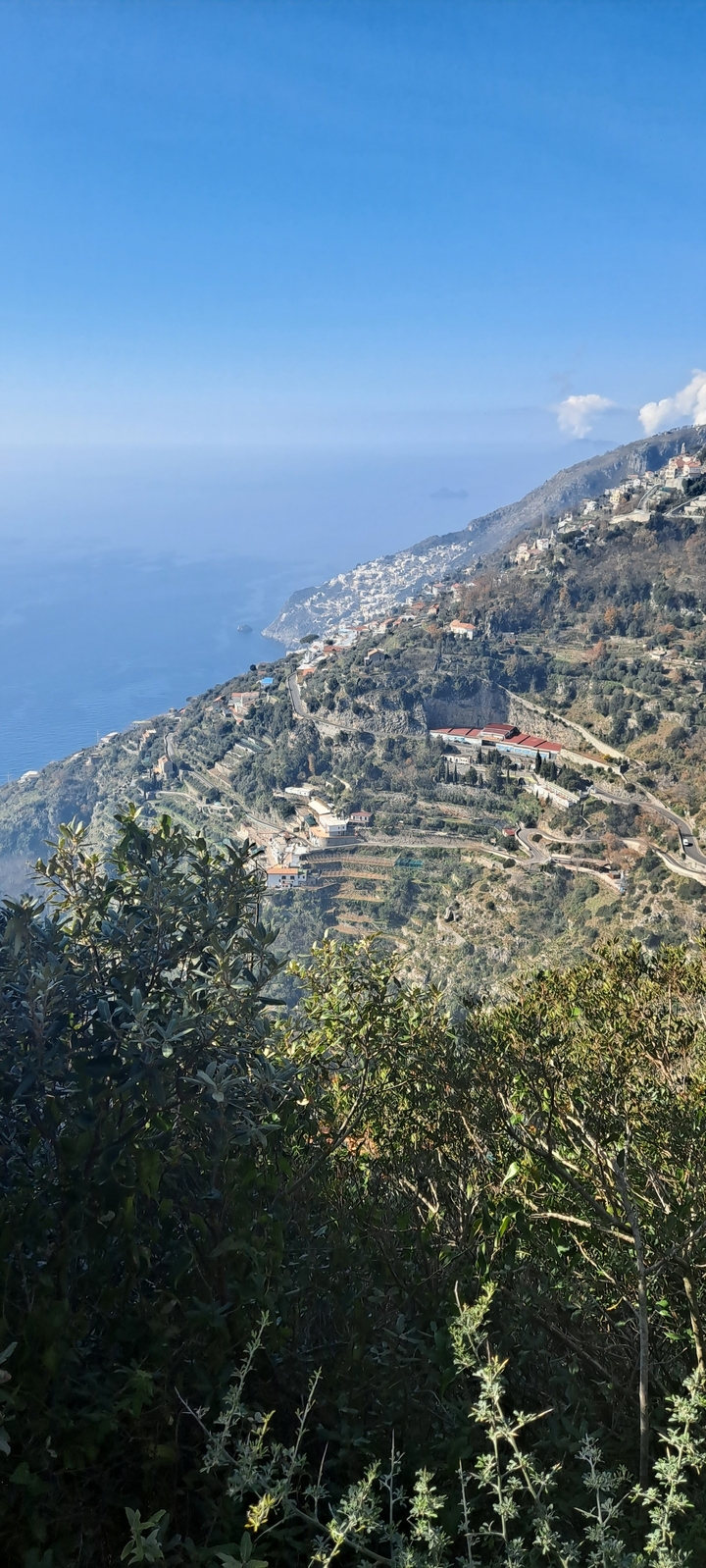 Vue aérienne d'une ville côtière et de la mer