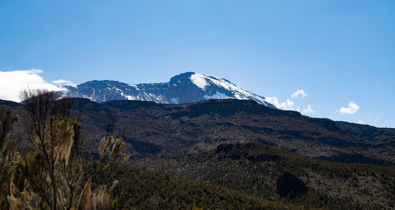 Paysage de montagne sous un ciel bleu éclatant.