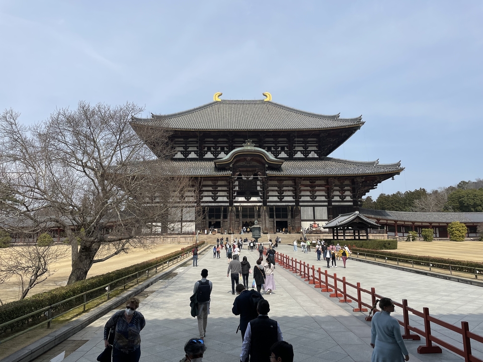 Temple Todai-ji avec des visiteurs à Nara.