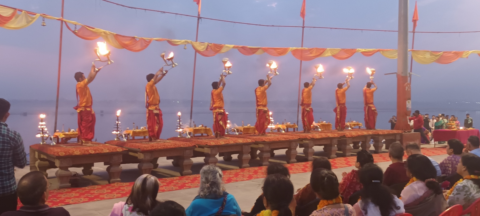 Spectacle cérémonial au bord de la rivière avec du feu.