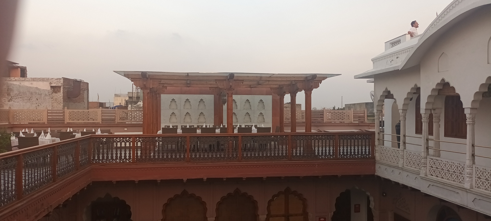 Bâtiment traditionnel avec balcon en bois.