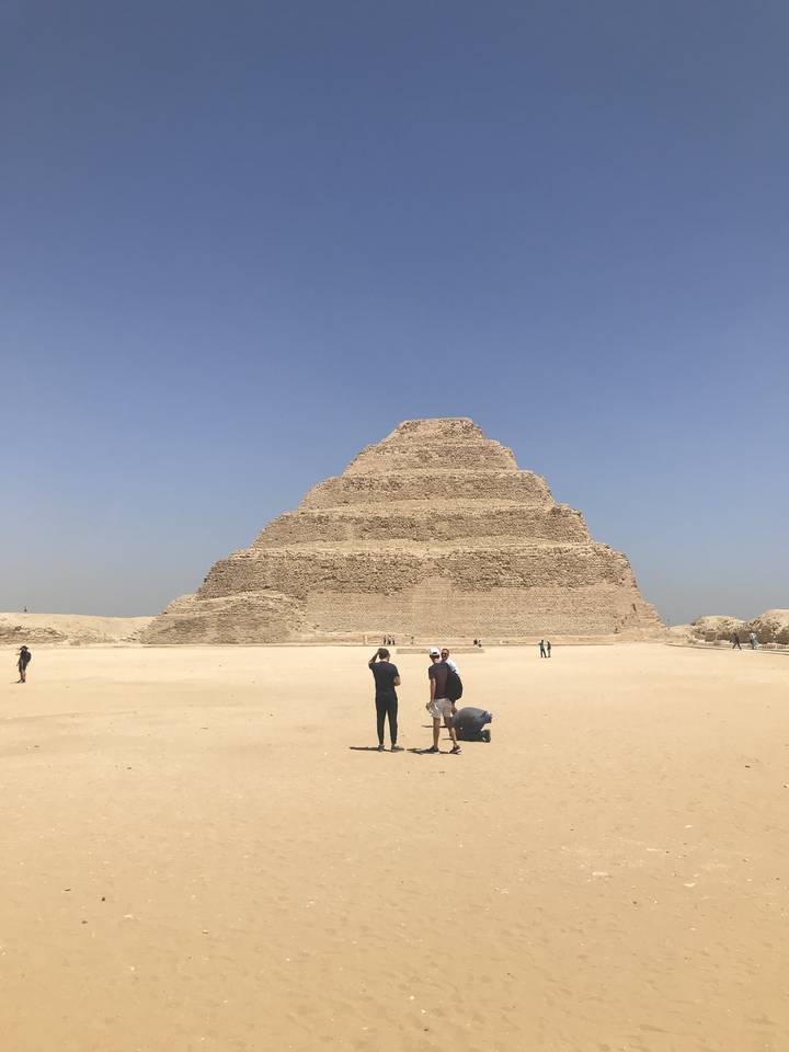 Pyramide avec des personnes marchant devant.
