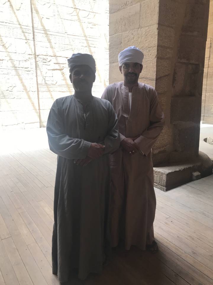 Deux personnes posant en vêtements traditionnels.