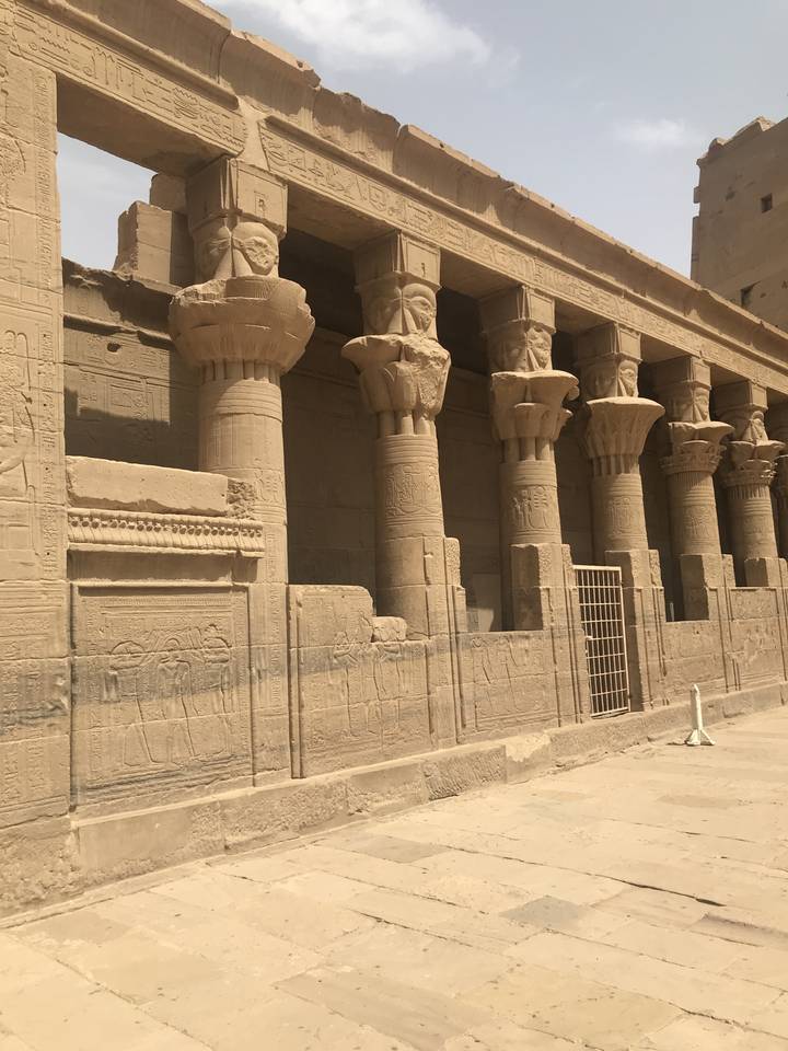 Temple égyptien antique avec colonnes.
