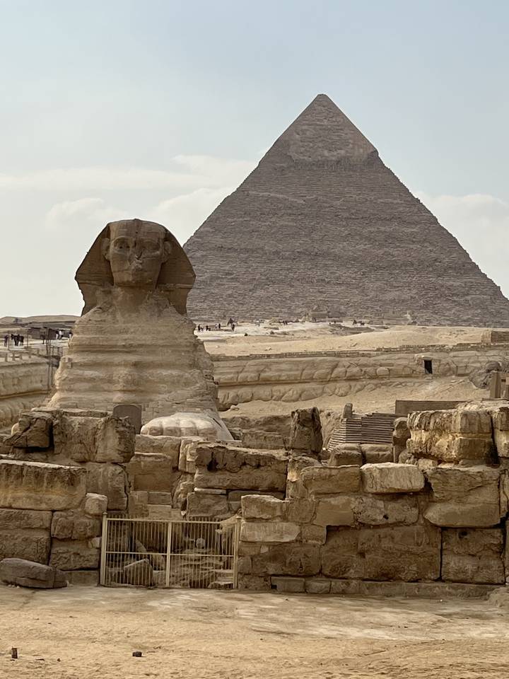 Le Grand Sphinx et une pyramide en arrière-plan.