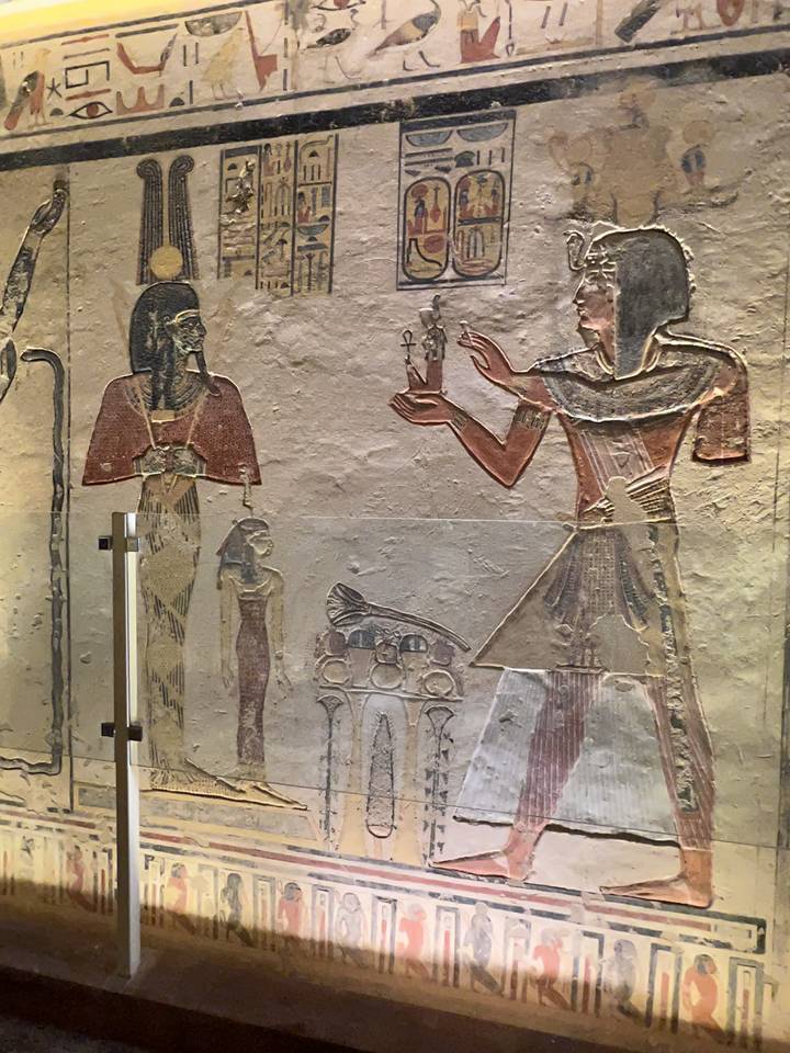 Mur avec peinture égyptienne antique détaillée et hiéroglyphes.