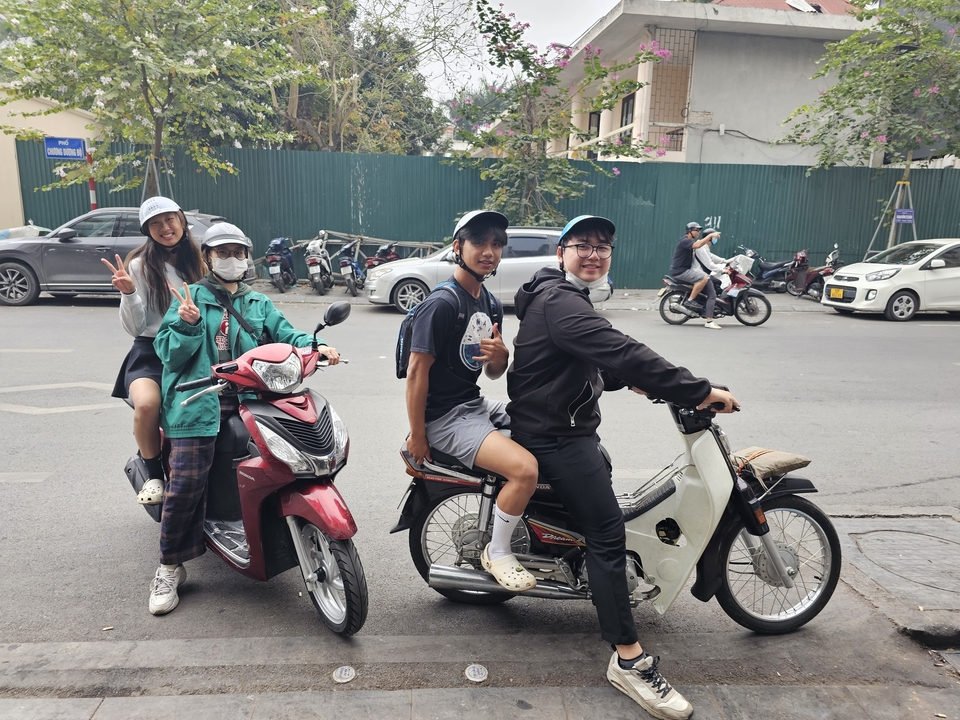 Des gens qui font de la moto dans une rue de la ville.