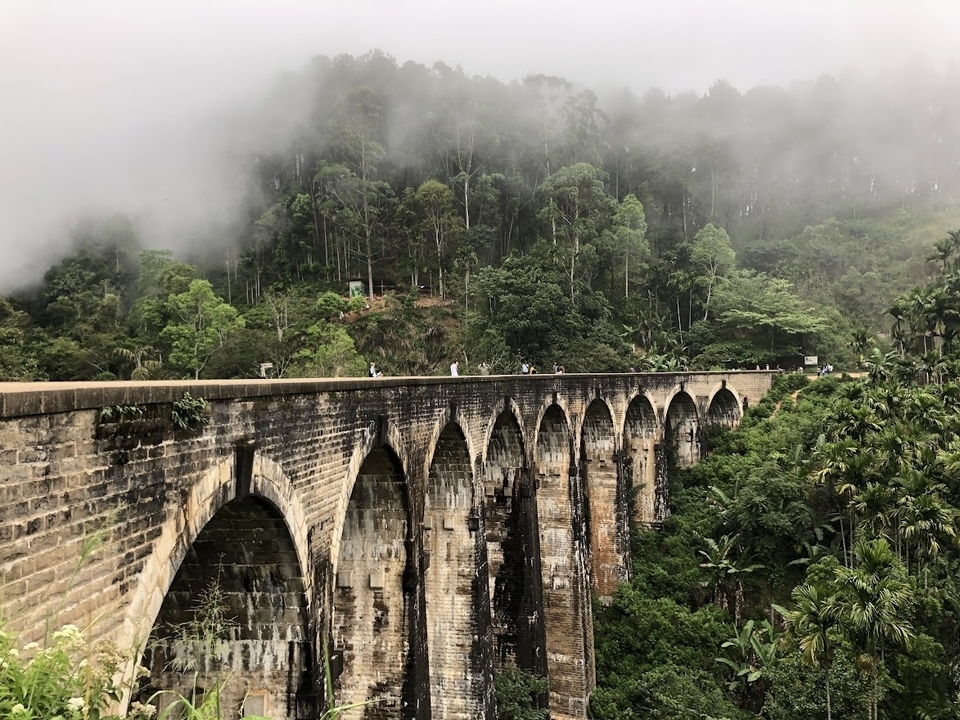 Pont aux Neuf Arches dans les collines verdoyantes et brumeuses.
