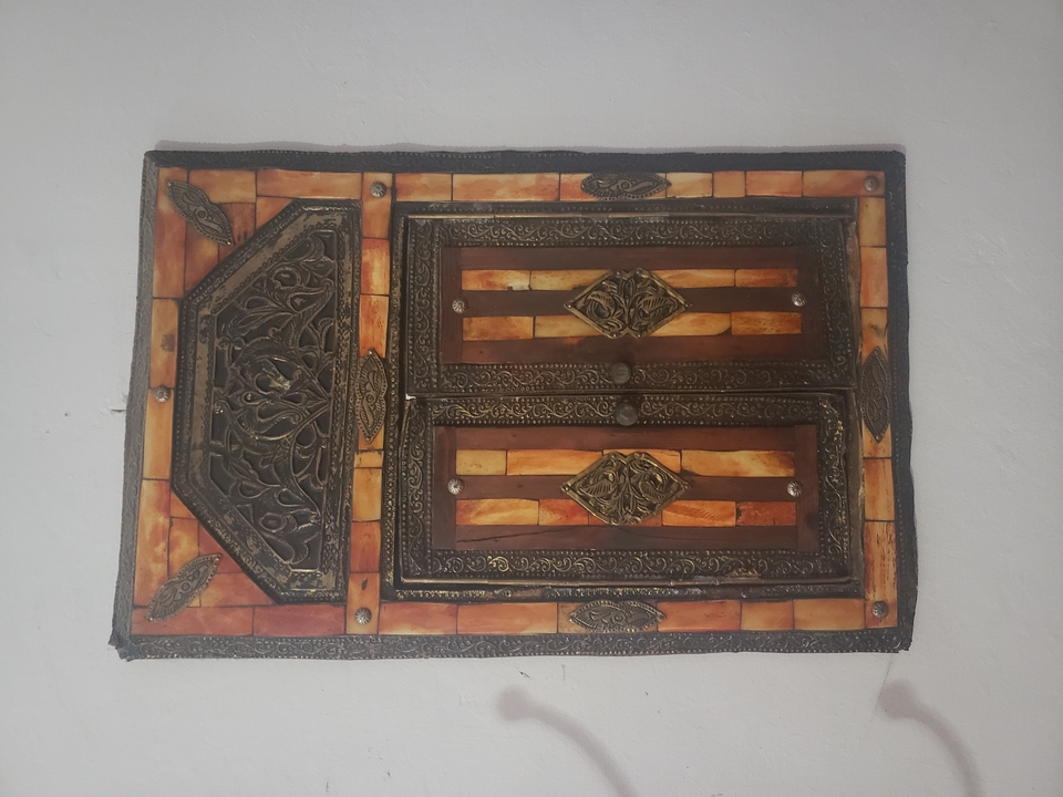 Décoration murale au design complexe sur un mur blanc.