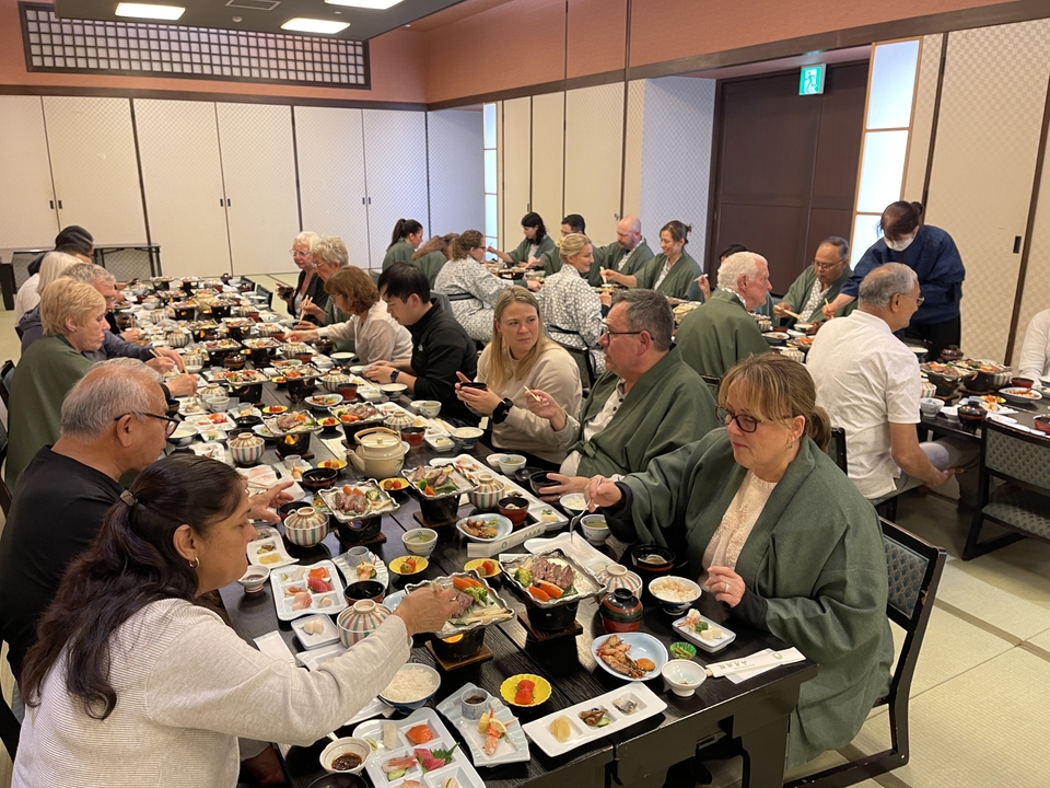 Expérience de repas de groupe avec des plats japonais traditionnels.