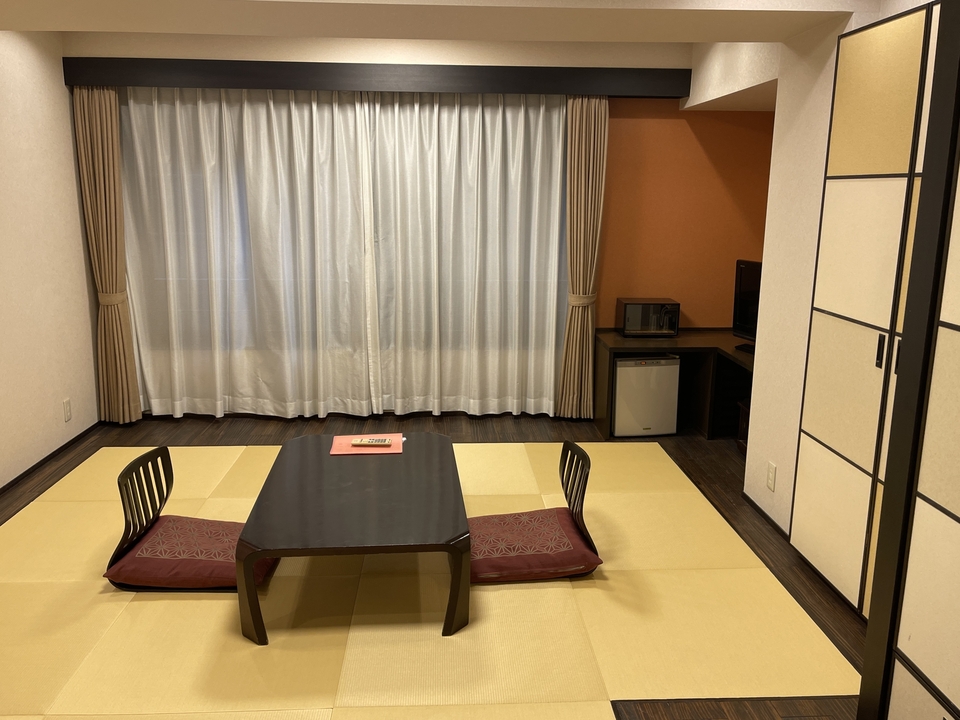 Chambre japonaise traditionnelle avec tatamis et table basse.