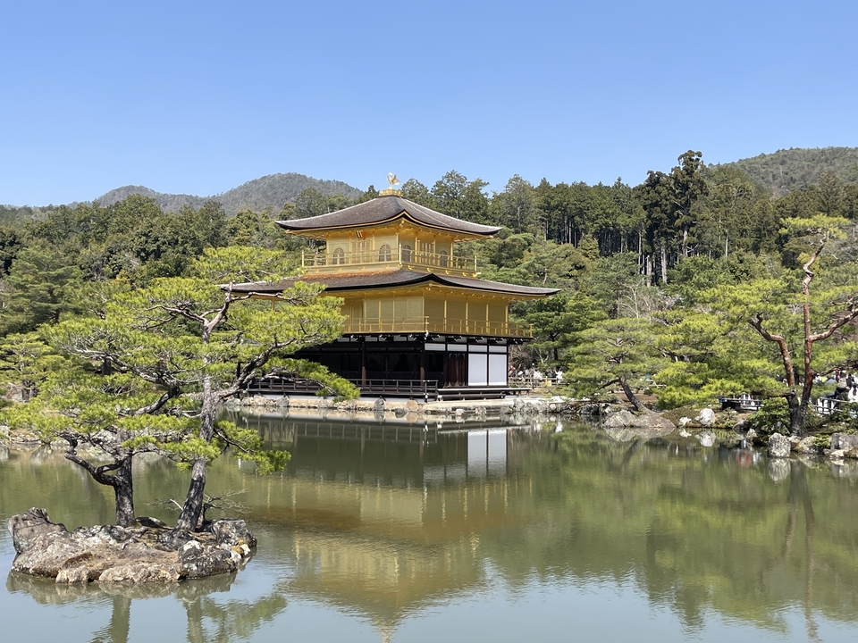 Pavillon doré (Kinkaku-ji) se reflétant dans un étang serein.