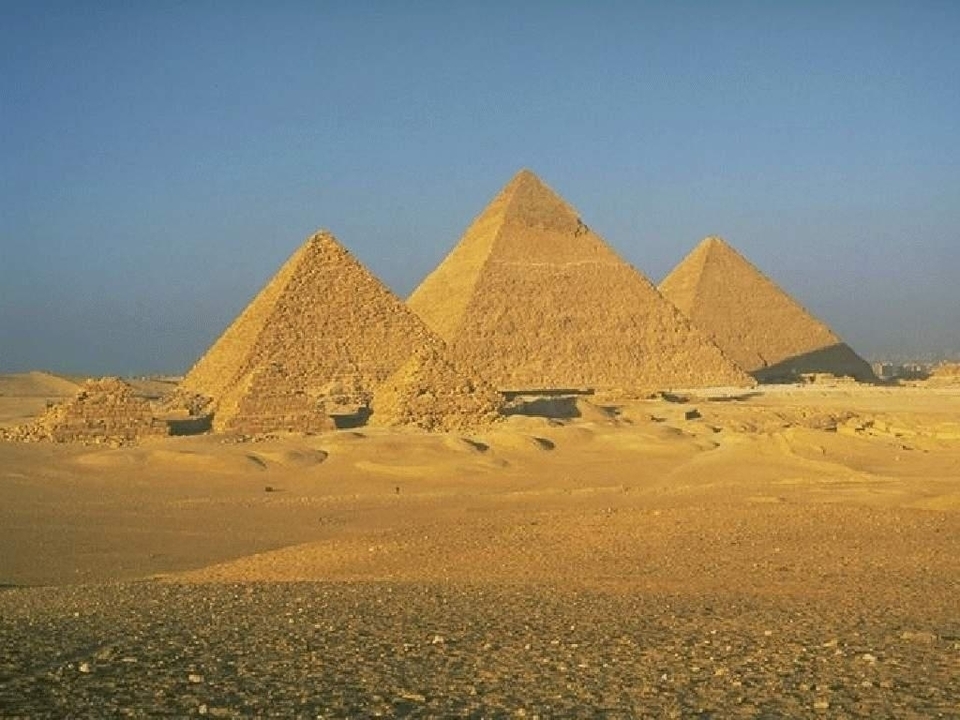 Les pyramides de Gizeh dans le désert.
