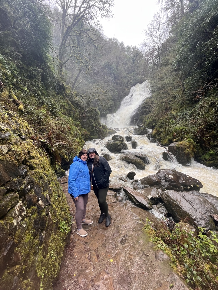 Deux personnes devant une cascade.