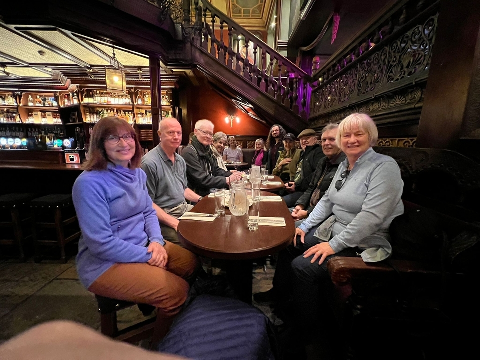 Groupe de personnes assises à l'intérieur d'un pub irlandais traditionnel.