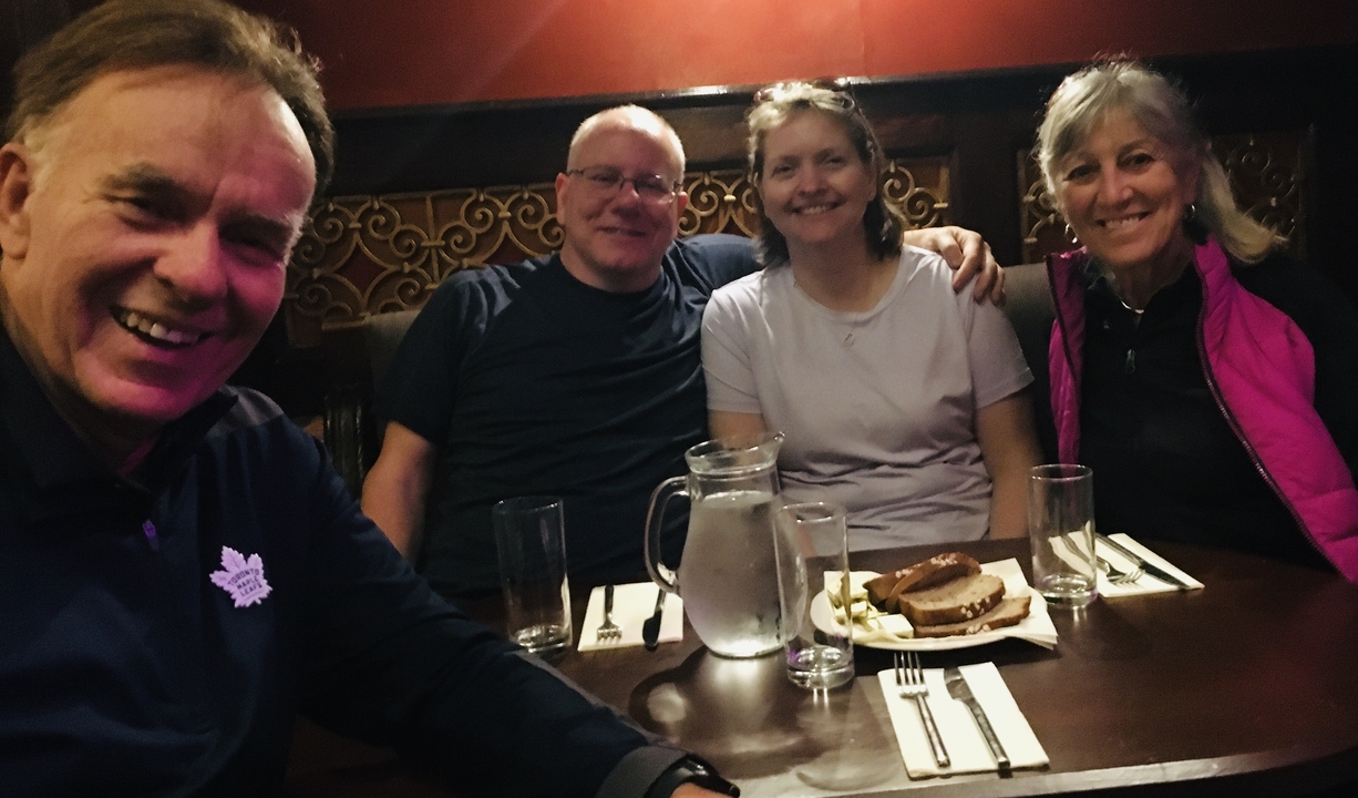 Groupe de personnes assises à une table dans un restaurant confortable.