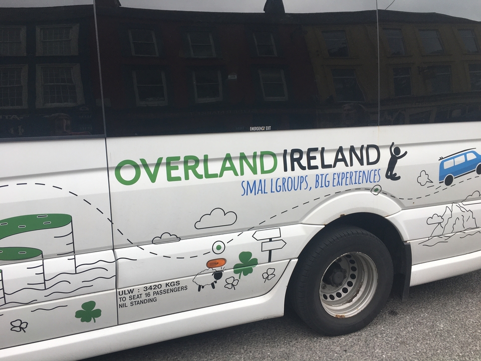 Une camionnette avec la marque 'Overland Ireland' sur le côté.