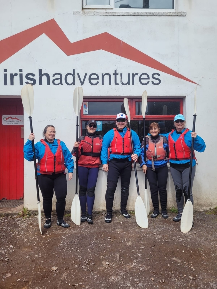 Groupe se préparant pour le kayak avec des pagaies.