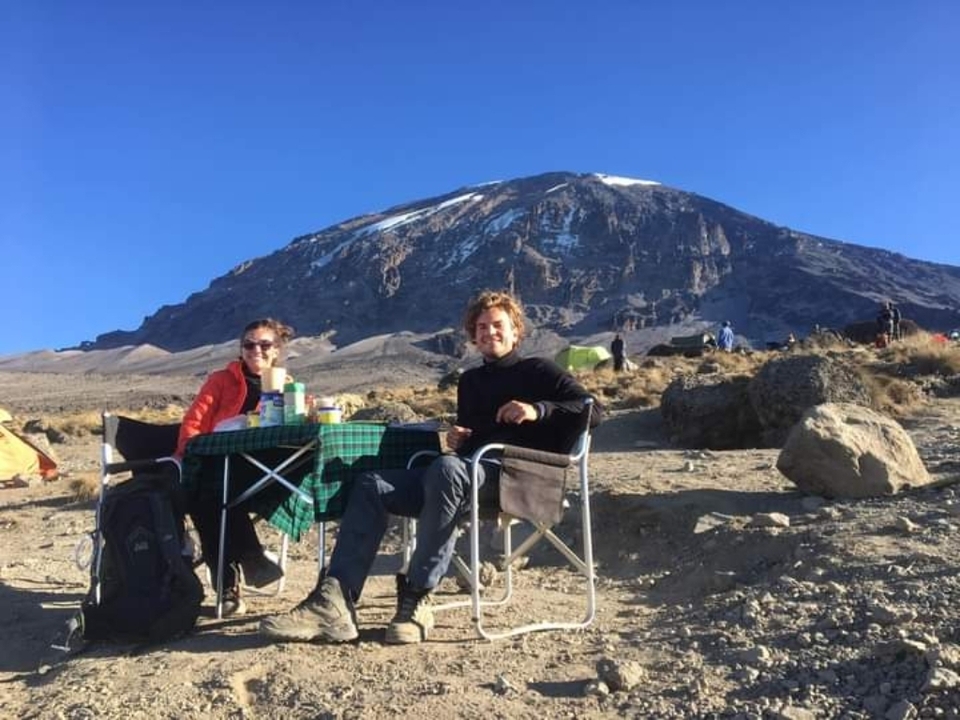 Deux personnes dînant avec vue sur la montagne.