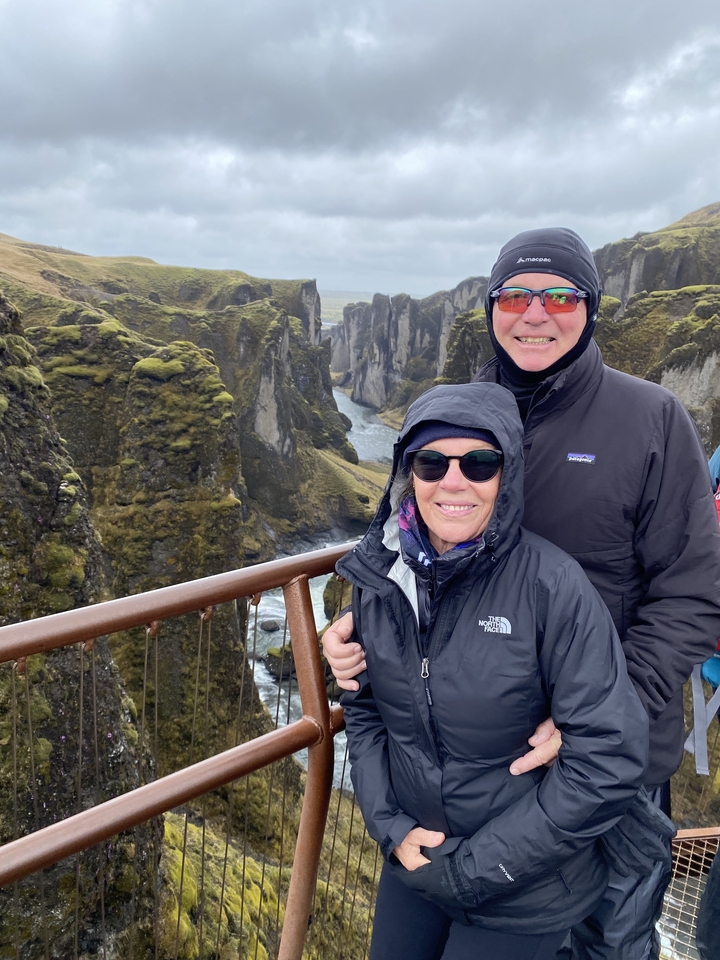 Un groupe de personnes sur un balcon avec une vue panoramique sur un canyon.