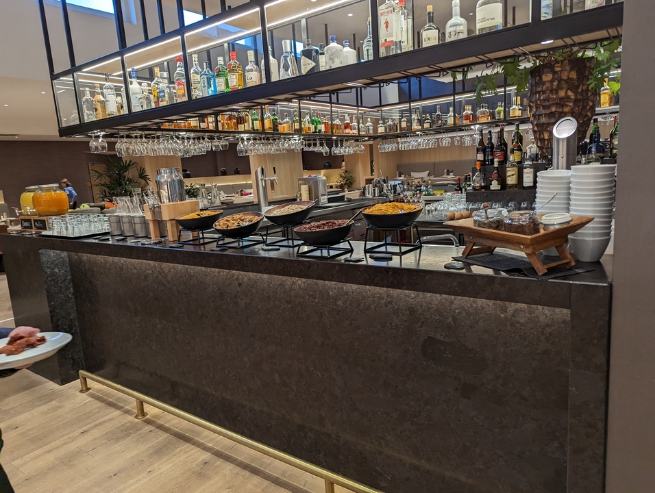 Un bar avec des verres et des en-cas disposés sur un comptoir.