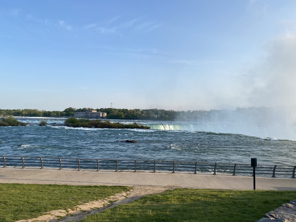 Vue des chutes du Niagara à distance avec de la brume qui s'élève.