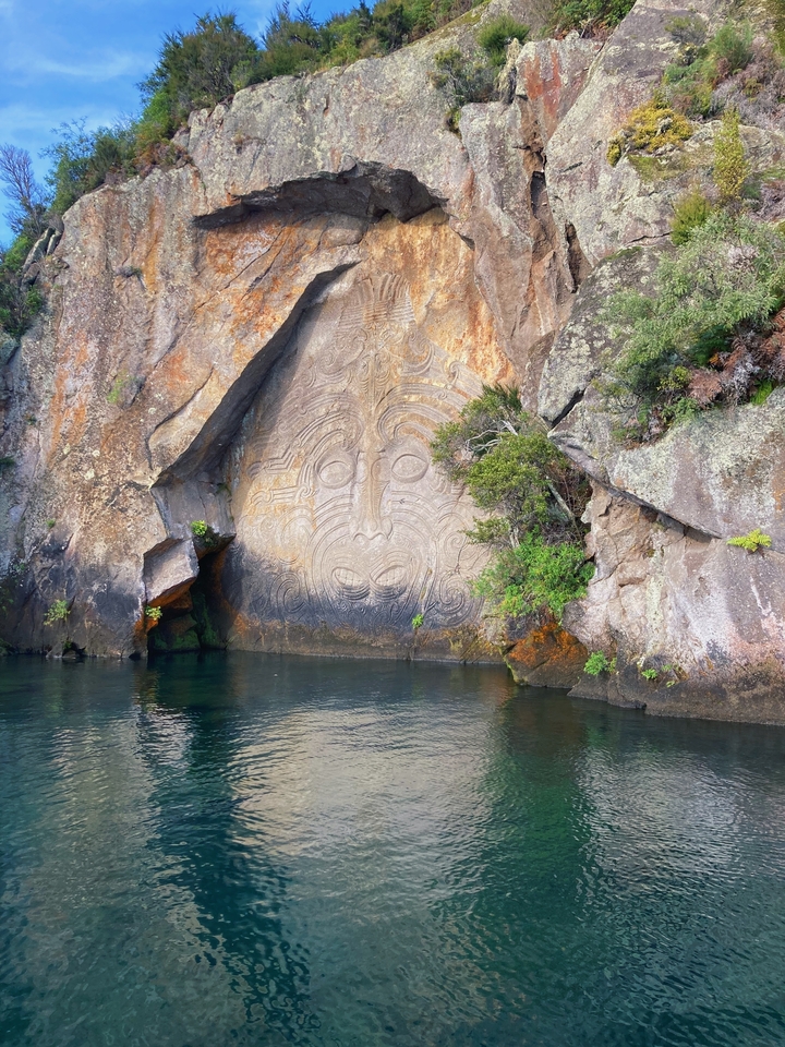 Sculptures rupestres maories au bord de l'eau.