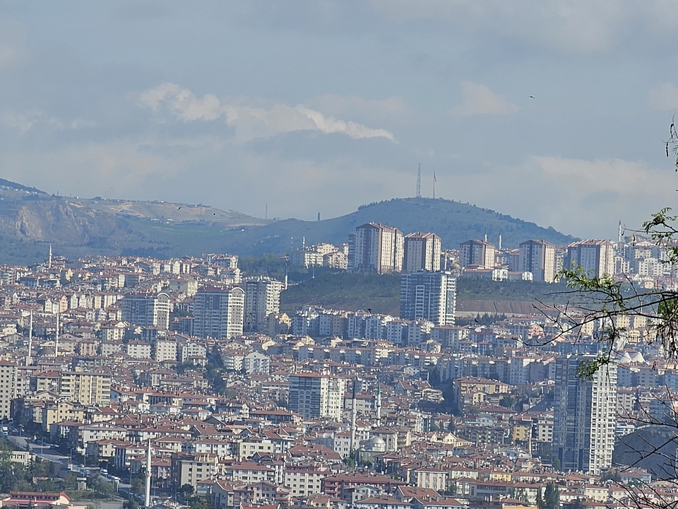 Vue de paysage urbain avec des montagnes enneigées en arrière-plan.