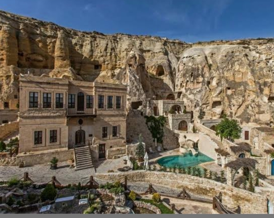 Bâtiments historiques construits dans des falaises rocheuses.