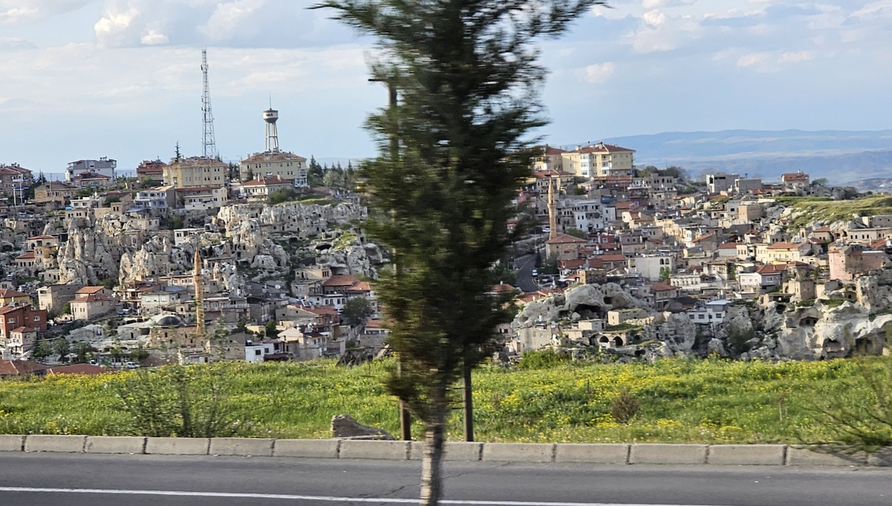 Ville construite dans des collines rocheuses avec des bâtiments modernes et traditionnels.