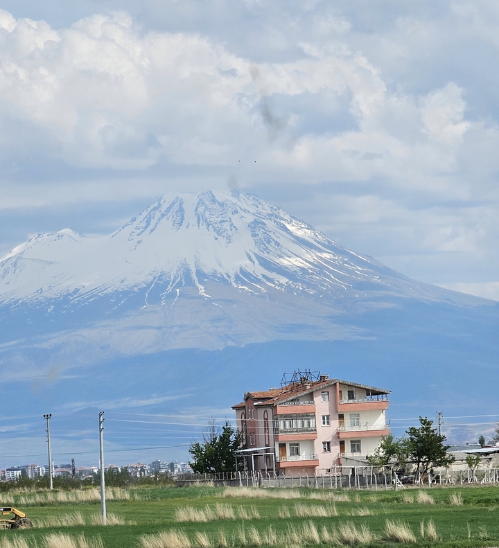 Montagne avec un sommet enneigé au loin.