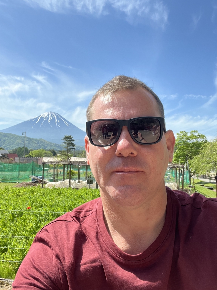 Gros plan d'une personne avec le mont Fuji en arrière-plan.