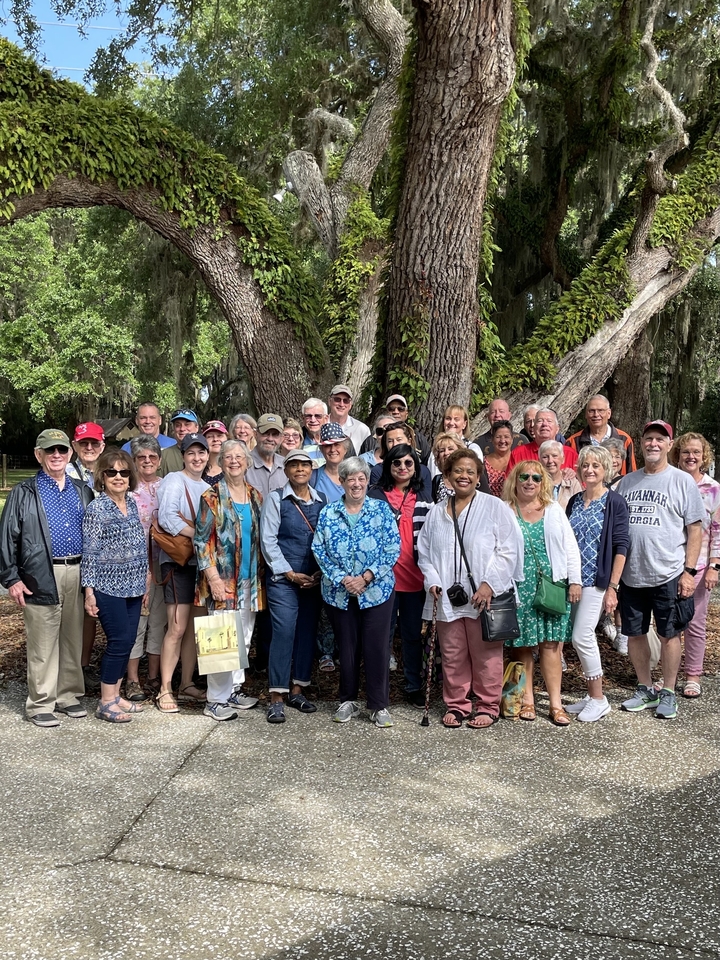 Grand groupe posant dans un cadre de parc.